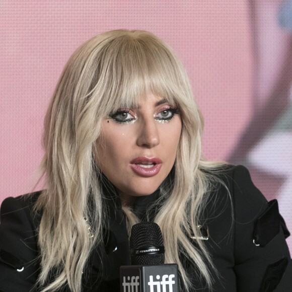 Lady Gaga (tenue Elie Saab) lors de la conférence de presse de Gaga: Five Foot Two au Toronto International Film Festival 2017, Toronto, Ontario, le 8 septembre 20147.