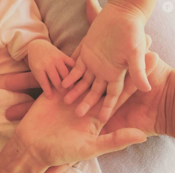 Novak Djokovic s'exprime pour la première fois depuis la naissance de sa fille Tara et publie une photo de mains, la siene, celle de sa femme Jelena, de son fils Stefan et de Tara. Instagram, le 9 septembre 2017.