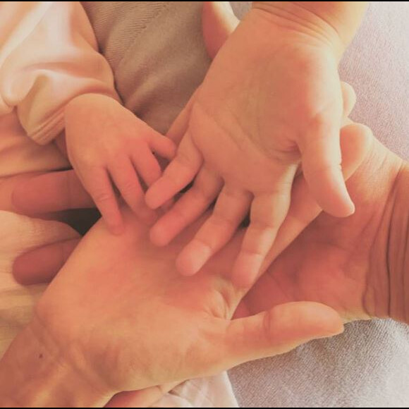 Novak Djokovic s'exprime pour la première fois depuis la naissance de sa fille Tara et publie une photo de mains, la siene, celle de sa femme Jelena, de son fils Stefan et de Tara. Instagram, le 9 septembre 2017.