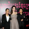 Angelina Jolie et ses fils Maddox Jolie-Pitt et Pax Thien Jolie-Pitt à la première du film "D'abord, ils ont tué mon père" à New York, le 14 septembre 2017