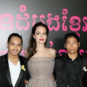 Angelina Jolie et ses fils Maddox Jolie-Pitt et Pax Thien Jolie-Pitt à la première du film "D'abord, ils ont tué mon père" à New York, le 14 septembre 2017