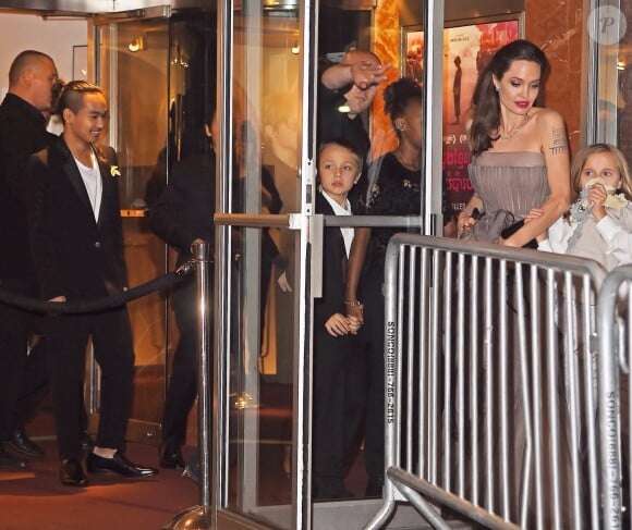 Maddox Jolie-Pitt, Knox Leon Jolie-Pitt, Zahara Jolie-Pitt, Angelina Jolie, Vivienne Jolie-Pitt - Angelina Jolie a assisté avec ses enfants à la première de "D'abord, ils ont tué mon père" à New York, le 14 septembre 2017