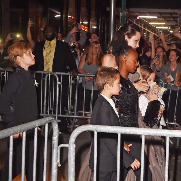 Shiloh Jolie-Pitt, Knox Leon Jolie-Pitt, Zahara Jolie-Pitt, Angelina Jolie, Vivienne Jolie-Pitt - Angelina Jolie a assisté avec ses enfants à la première de "D'abord, ils ont tué mon père" à New York, le 14 septembre 2017