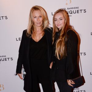 Estelle Lefébure et sa fille Emma Smet - Soirée d'inauguration de l'Hôtel Fouquet's Barrière à Paris le 14 septembre 2017. Embellis, l'Hôtel Fouquet's Barrière Paris et sa célèbre brasserie reviennent sur le devant de la scène et illumineront Paris. Après plusieurs mois de travaux, l'établissement, plus parisien que jamais, a réouvert ses portes. © Rachid Bellak/Bestimage