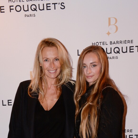 Estelle Lefébure et sa fille Emma Smet - Soirée d'inauguration de l'Hôtel Fouquet's Barrière à Paris le 14 septembre 2017. Embellis, l'Hôtel Fouquet's Barrière Paris et sa célèbre brasserie reviennent sur le devant de la scène et illumineront Paris. Après plusieurs mois de travaux, l'établissement, plus parisien que jamais, a réouvert ses portes. © Rachid Bellak/Bestimage