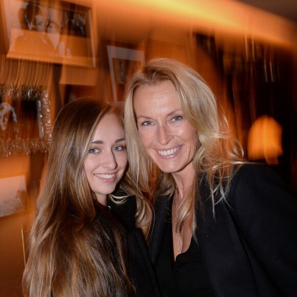 Estelle Lefébure et sa fille Emma Smet - Soirée d'inauguration de l'Hôtel Fouquet's Barrière à Paris le 14 septembre 2017. Embellis, l'Hôtel Fouquet's Barrière Paris et sa célèbre brasserie reviennent sur le devant de la scène et illumineront Paris. Après plusieurs mois de travaux, l'établissement, plus parisien que jamais, a réouvert ses portes. © Rachid Bellak/Bestimage