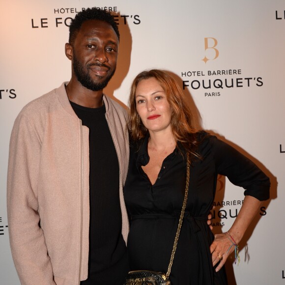 Thomas N'Gijol et sa compagne Karole Rocher enceinte de son 4ème enfant - Soirée d'inauguration de l'Hôtel Fouquet's Barrière à Paris le 14 septembre 2017. © Rachid Bellak/Bestimage