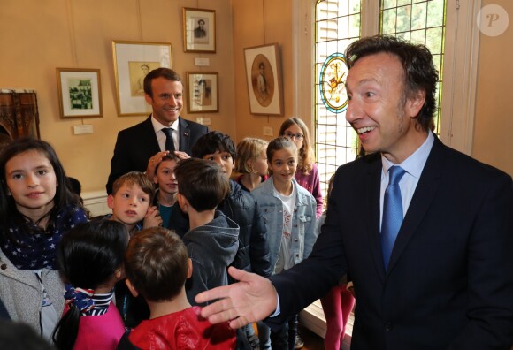 Emmanuel Macron et Stéphane Bern - Le Président de la république française Emmanuel Macron visite le château de Monte-Cristo en compagnie de Stéphane Bern à Marly-le-Roi, France, le 16 septembre 2017. Emmanuel Macron confie une mission de préservation du patrimoine à Stéphane Bern. L'animateur de France 2 est chargé de lister les monuments et bâtiments en péril avant de proposer des pistes pour financer les rénovations. © Ludovic Marin/Pool/Bestimage