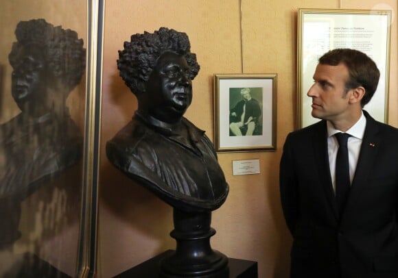 Emmanuel Macron - Le Président de la république française Emmanuel Macron visite le château de Monte-Cristo en compagnie de Stéphane Bern à Marly-le-Roi, France, le 16 septembre 2017. Emmanuel Macron confie une mission de préservation du patrimoine à Stéphane Bern. L'animateur de France 2 est chargé de lister les monuments et bâtiments en péril avant de proposer des pistes pour financer les rénovations. © Ludovic Marin/Pool/Bestimage