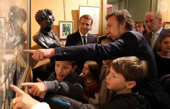 Emmanuel Macron et Stéphane Bern - Le Président de la république française Emmanuel Macron visite le château de Monte-Cristo en compagnie de Stéphane Bern à Marly-le-Roi, France, le 16 septembre 2017. Emmanuel Macron confie une mission de préservation du patrimoine à Stéphane Bern. L'animateur de France 2 est chargé de lister les monuments et bâtiments en péril avant de proposer des pistes pour financer les rénovations. © Ludovic Marin/Pool/Bestimage