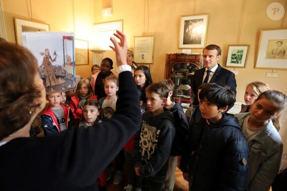 Emmanuel Macron - Le Président de la république française Emmanuel Macron visite le château de Monte-Cristo en compagnie de Stéphane Bern à Marly-le-Roi, France, le 16 septembre 2017. Emmanuel Macron confie une mission de préservation du patrimoine à Stéphane Bern. L'animateur de France 2 est chargé de lister les monuments et bâtiments en péril avant de proposer des pistes pour financer les rénovations. © Ludovic Marin/Pool/Bestimage