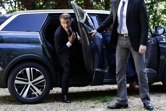 Le Président de la république française Emmanuel Macron visite le château de Monte-Cristo en compagnie de Stéphane Bern, Marly-le-Roi, France, le 15 septembre 2017. © Stéphane Lemouton/Bestimage