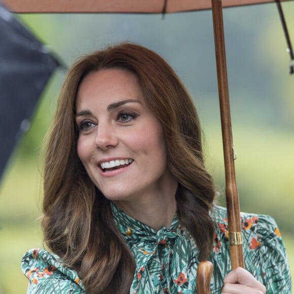 Kate Middleton, duchesse de Cambridge, lors de la visite du Sunken Garden dédié à la mémoire de Lady Diana à Londres le 30 août 2017 au palais de Kensington. Sa dernière apparition avant l'annonce de sa troisième grossesse et sa disparition temporaire de la vie publique pour cause d'hyperémèse gravidique.