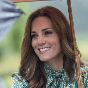 Kate Middleton, duchesse de Cambridge, lors de la visite du Sunken Garden dédié à la mémoire de Lady Diana à Londres le 30 août 2017 au palais de Kensington. Sa dernière apparition avant l'annonce de sa troisième grossesse et sa disparition temporaire de la vie publique pour cause d'hyperémèse gravidique.