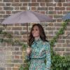 Kate Middleton, duchesse de Cambridge, lors de la visite du Sunken Garden dédié à la mémoire de Lady Diana à Londres le 30 août 2017 au palais de Kensington. Sa dernière apparition avant l'annonce de sa troisième grossesse et sa disparition temporaire de la vie publique pour cause d'hyperémèse gravidique.