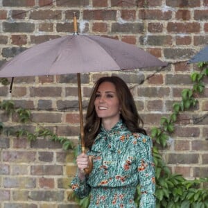 Kate Middleton, duchesse de Cambridge, lors de la visite du Sunken Garden dédié à la mémoire de Lady Diana à Londres le 30 août 2017 au palais de Kensington. Sa dernière apparition avant l'annonce de sa troisième grossesse et sa disparition temporaire de la vie publique pour cause d'hyperémèse gravidique.