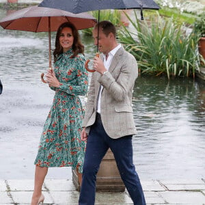 Kate Middleton, duchesse de Cambridge, lors de la visite du Sunken Garden dédié à la mémoire de Lady Diana à Londres le 30 août 2017 au palais de Kensington. Sa dernière apparition avant l'annonce de sa troisième grossesse et sa disparition temporaire de la vie publique pour cause d'hyperémèse gravidique.