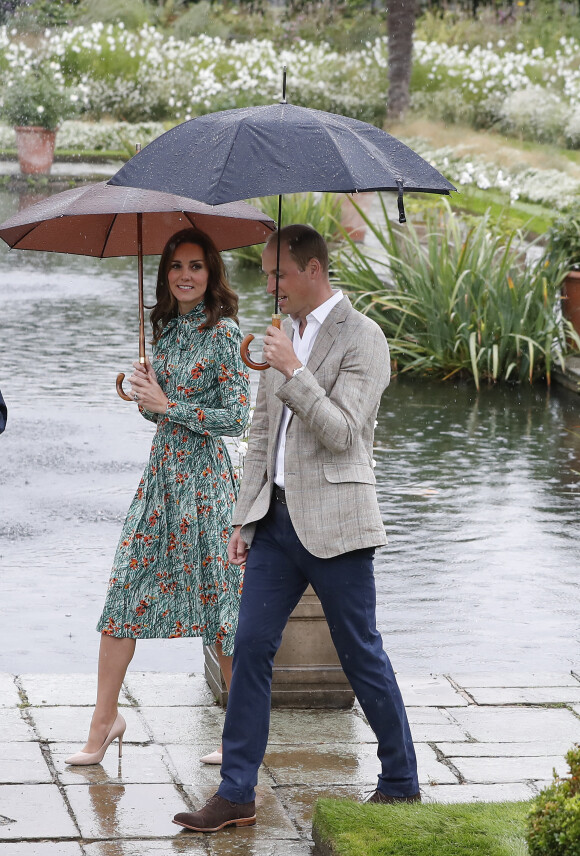 Kate Middleton, duchesse de Cambridge, lors de la visite du Sunken Garden dédié à la mémoire de Lady Diana à Londres le 30 août 2017 au palais de Kensington. Sa dernière apparition avant l'annonce de sa troisième grossesse et sa disparition temporaire de la vie publique pour cause d'hyperémèse gravidique.