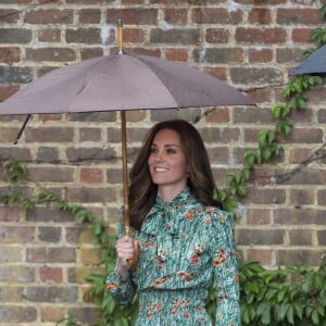 Catherine Kate Middleton, duchesse de Cambridge lors de la visite du Sunken Garden dédié à la mémoire de Lady Diana à Londres le 30 août 2017.