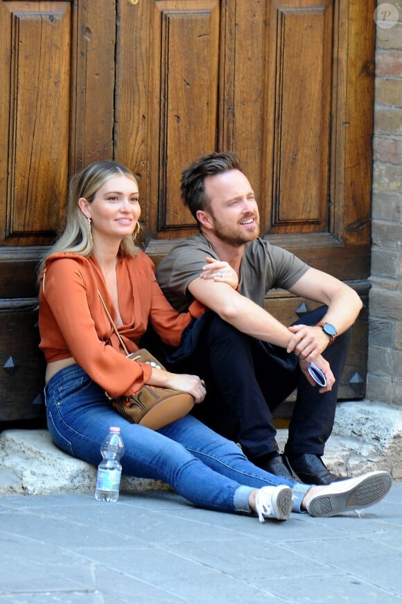 Aaron Paul et sa femme Lauren Parsekian pendant le tournage du film "Welcome home" à Todi, Italie, le 1er juin 2017.