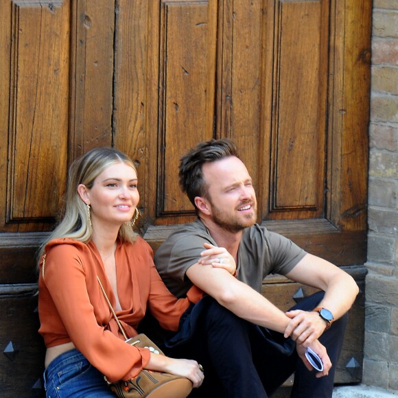 Aaron Paul et sa femme Lauren Parsekian pendant le tournage du film "Welcome home" à Todi, Italie, le 1er juin 2017.