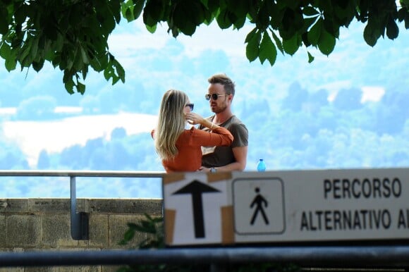 Aaron Paul et sa femme Lauren Parsekian pendant le tournage du film "Welcome home" à Todi, Italie, le 1er juin 2017.