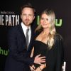 Aaron Paul et sa femme Lauren Parsekian à la première de "The Path" aux cinémas The Arclight à Hollywood, le 21 mars 2016