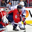 Brian Boyle (en blanc) à l'attaque avec les Toronto Maple Leafs contre les Washington Capitals le 13 avril 2017 au Verizon Center. 