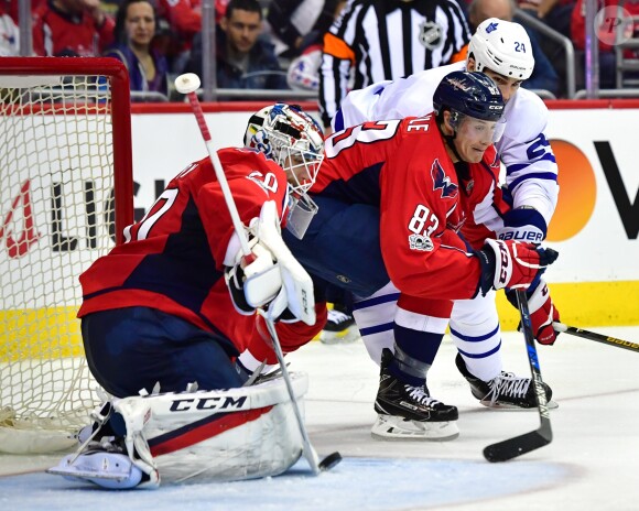Brian Boyle (en blanc) à l'attaque avec les Toronto Maple Leafs contre les Washington Capitals le 13 avril 2017 au Verizon Center.