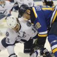  Brian Boyle (alors au Tampa Bay Lightning) à la lutte avec Jori Lehtera des St Louis Blues le 1er décembre 2016 en NHL. 