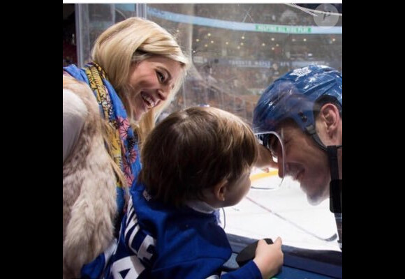 Brian Boyle avec sa femme Lauren et l'un de leurs deux enfants, photo de profil Twitter.