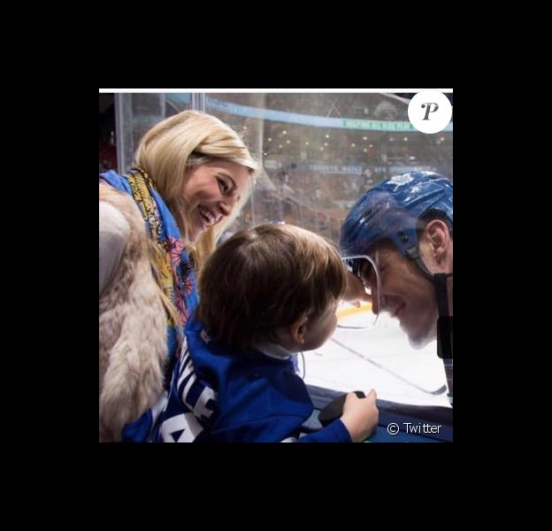 Brian Boyle avec sa femme Lauren et l'un de leurs deux enfants, photo de profil Twitter.