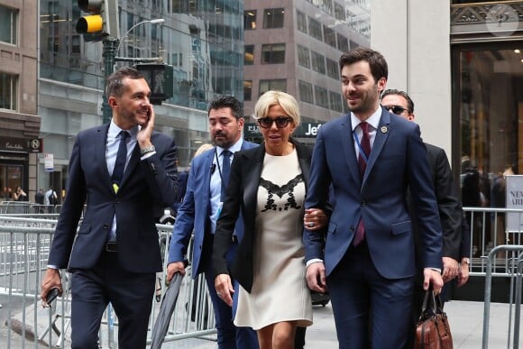 Pierre-Olivier Costa, directeur de cabinet, Tristan Bromet, chef de cabinet - Brigitte Macron quitte son hôtel à pied pour se rendre à l'assemblée générale des Nations Unies pour le discours du président de la république à New York le 19 septembre 2017. © Sébastien Valiela / Bestimage