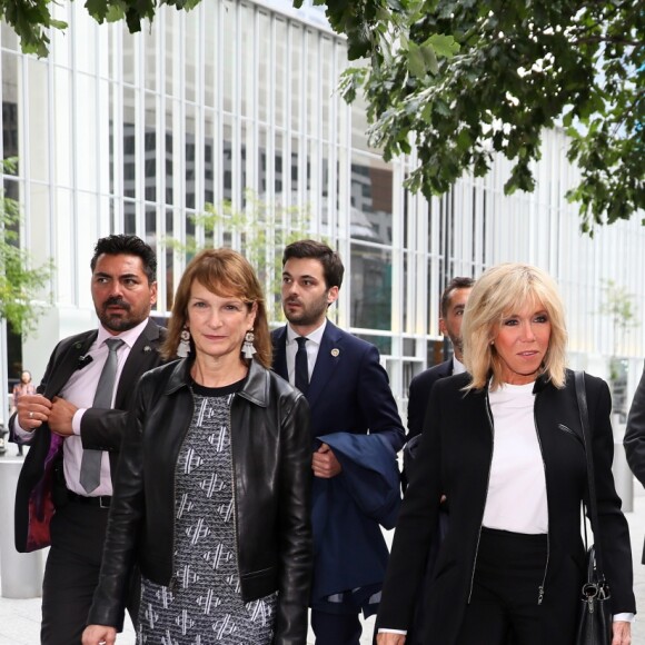 La Première Dame française Brigitte Macron (Trogneux) visite le mémorial du 11-Septembre en présence de Clifford Chanin, directeur de l'éducation et des programmes publics du musée du 9/11 à New York City, New York, Etats-Unis, le 18 septembre 2017. Elle est accompagnée de ses officiers de sécurité, de son chef du protocole José Pietroboni , de son chef de cabinet Tristan Bromet et de son directeur de cabinet Pierre-Olivier Costa. © Sébastien Valiela/Bestimage