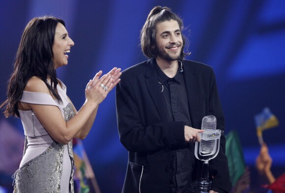 Le portuguais Salvador Sobral remporte la 62ème édition du concours de l'Eurovision 2017 au Centre d'exposition international à Kiev en Ukraine, le 14 mai 2017. © Serg Glovny/Zuma Press/Bestimage