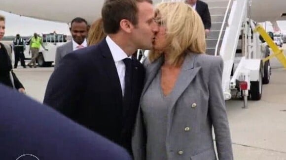 Brigitte et Emmanuel Macron échangent un baiser lors de leur arrivée à New York le 18 septembre 2017. Reportage diffusé dans le magazine "19H le dimanche", le 24 septembre 2017 sur France 2.