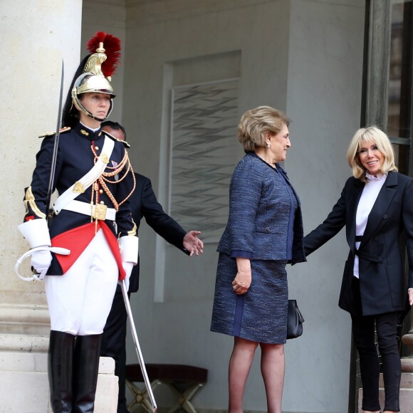 Brigitte Macron (Trogneux ) accueille Nadia Al Chami, la femme de Michel Aoun, au palais de l'Elysée à Paris le 25 septembre 2017. © Dominique Jacovides / Bestimage