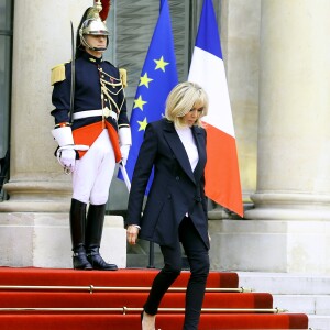 Brigitte Macron (Trogneux ) accueille Nadia Al Chami, la femme de Michel Aoun, au palais de l'Elysée à Paris le 25 septembre 2017. © Dominique Jacovides / Bestimage  Brigitte Macron welcomes Nadia Aoun, wife of Lebanese president Michel Aoun, at Elysee palace on september 25th 2017.25/09/2017 - Paris