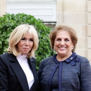 Brigitte Macron (Trogneux ) accueille Nadia Al Chami, la femme de Michel Aoun, et ses filles au palais de l'Elysée à Paris le 25 septembre 2017. © Stéphane Lemouton / Bestimage   Brigitte Macron welcomes Nadia Aoun, wife of Lebanese president Michel Aoun, and her daughters at Elysee palace on september 25th 2017.25/09/2017 - Paris