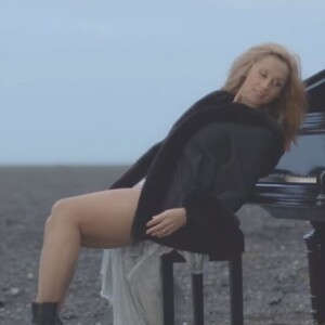 Lara Fabian dans le clip Choose What You Love Most (Let It Kill You)