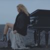 La chanteuse Lara Fabian dans le clip Choose What You Love Most (Let It Kill You)