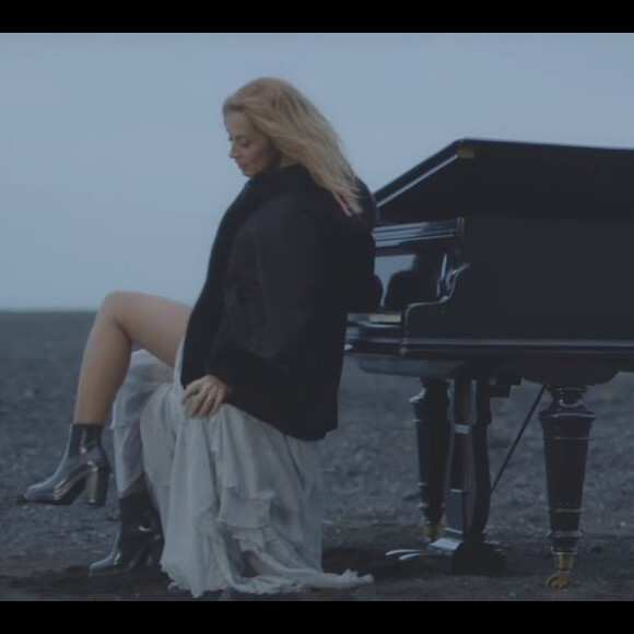 La chanteuse Lara Fabian dans le clip Choose What You Love Most (Let It Kill You)