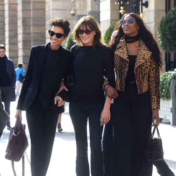 Farida Khelfa, Carla Bruni-Sarkozy et Naomi Campbell quittent l'hôtel Ritz, sur la Place Vendôme. Paris, le 27 septembre 2017.