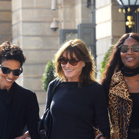 Farida Khelfa, Carla Bruni-Sarkozy et Naomi Campbell quittent l'hôtel Ritz, sur la Place Vendôme. Paris, le 27 septembre 2017.