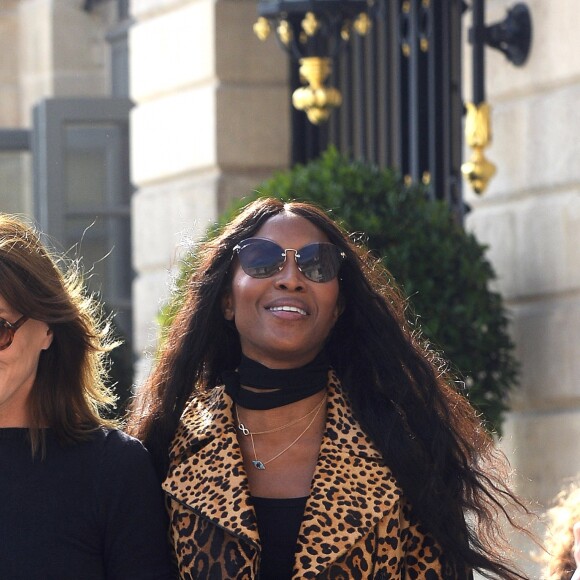 Farida Khelfa, Carla Bruni-Sarkozy et Naomi Campbell quittent l'hôtel Ritz, sur la Place Vendôme. Paris, le 27 septembre 2017.