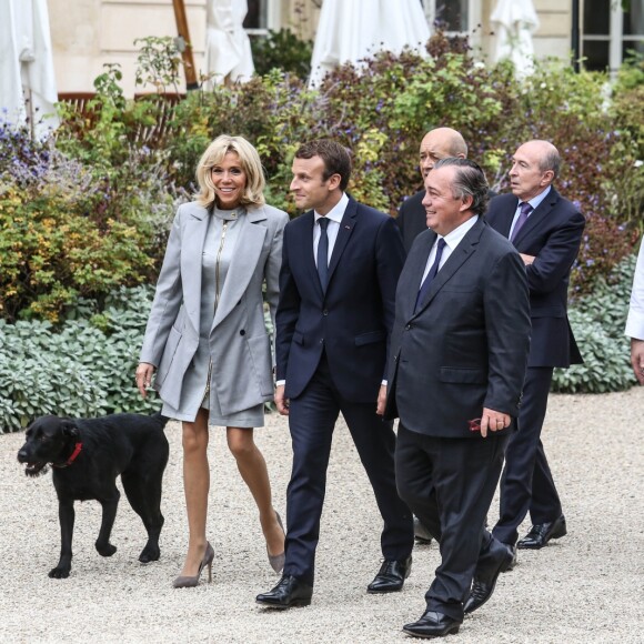 Brigitte et Emmanuel Macron, Olivier Ginon, Jean-Yves Le Drian, ministre des Affaires étrangères, Gérard Collomb, ministre de l'Intérieur, Guillaume Gomez, chef du palais de l'Elysée, et le chien Nemo - 180 chefs étoilés reçus au palais de l'Elysée pour le Déjeuner des grands chefs à Paris, le 27 septembre 2017, pour promouvoir la cuisine française. © Hamilton/Pool/Bestimage