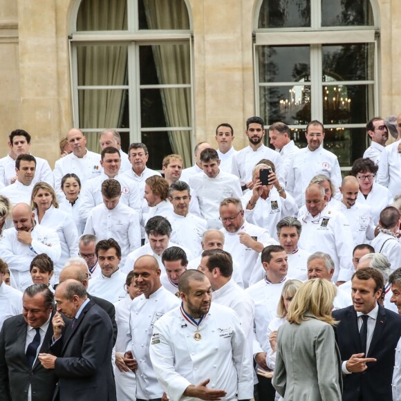 Olivier Ginon, Jean-Yves Le Drian, ministre des affaires étrangères, Gérard Collomb, ministre de l'Intérieur, Guillaume Gomez, chef du palais de l'Elysée , Alain Ducasse, Joël Robuchon, Anne-Sophie Pic, Guy Savoy, Marc Veyrat, Ghislaine Arabian, Yannick Alleno, Dominique Crenn, Claire Heitzler, Jérôme Bocuse - 180 chefs étoilés reçus au palais de l'Elysée pour le Déjeuner des grands chefs à Paris, le 27 septembre 2017, pour promouvoir la cuisine française. © Hamilton/Pool/Bestimage