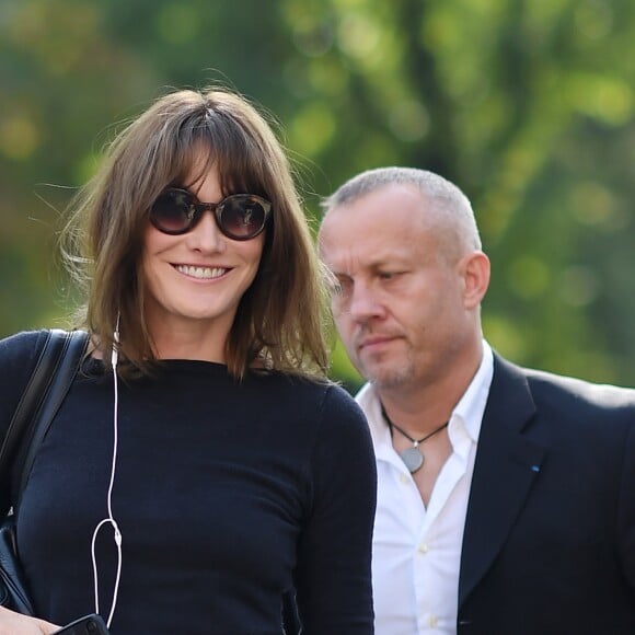 Carla Bruni-Sarkozy arrivant au défilé Versace pendant la fashion week de Milan, le 22 septembre 2017.