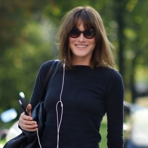 Carla Bruni-Sarkozy arrivant au défilé Versace pendant la fashion week de Milan, le 22 septembre 2017.