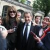 Nicolas Sarkozy et sa femme Carla Bruni-Sarkozy votent pour le second tour des élections présidentielles au lycée La Fontaine à Paris le 7 mai 2017.